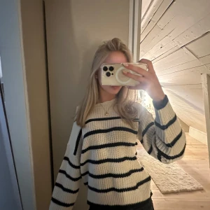 Randig stickad tröja i vitt och svart - Så fin tröja med jätte fint mönster på kragen, endast använd 1 gång!! #sthlmstil 