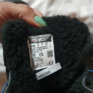 Svarta vinterkängor Jalas Gore-Tex - Riktigt robusta svarta vinterkängor från Jalas med Gore-Tex och BOA-snörning. Fodrade med mjukt material för extra värme och komfort. Snygga blå detaljer och slitstark sula, perfekta för kalla dagar och tuffa väderförhållanden.
