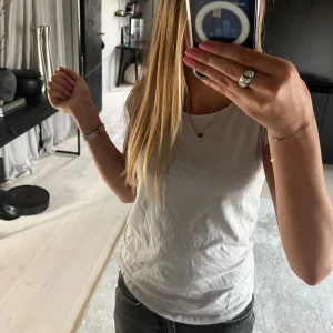 Vit basic t-shirt  - Enkel och stilren vit t-shirt i mjuk bomull. Modellen är klassisk med rund halsringning och korta ärmar. Perfekt att matcha med jeans eller shorts för en clean look. T-shirten har en normal passform och är superbekväm att bära. Hör av dig om du har några frågor eller funderingar!🩷