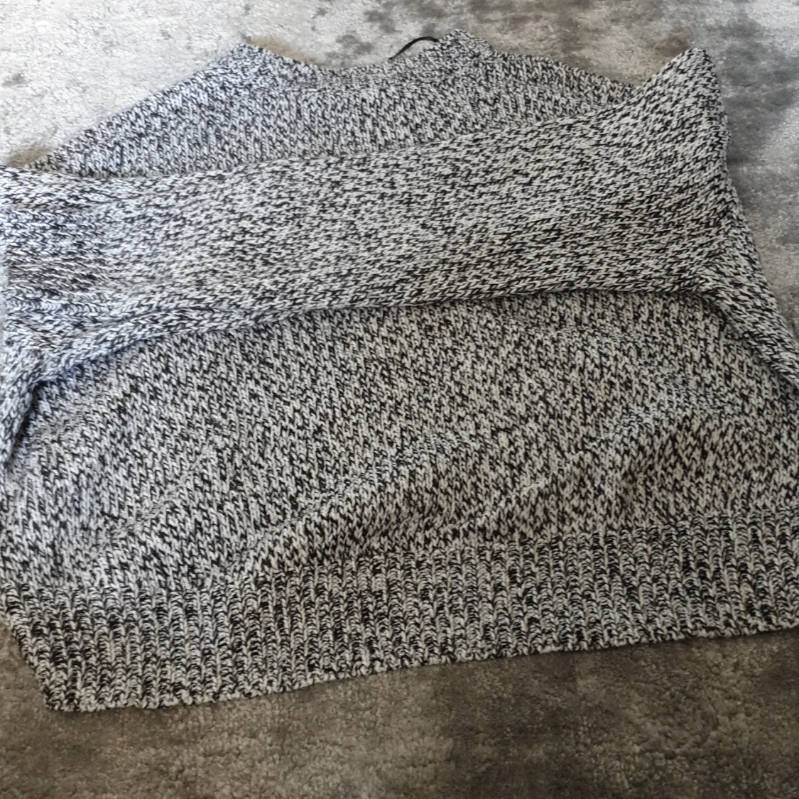 Gråmelerad stickad tröja