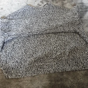 Gråmelerad stickad tröja - Säljer en gråmelerad stickad tröja med lång ärm och rund hals. Tröjan har en loose passform och är ribbstickad vid ärmslut och nederkant. Perfekt för dig som gillar en avslappnad och stilren look.