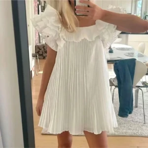 Vit plisserad kortklänning med volang - Sååå fin och så eftertraktad klänning från Zara!! 💓💓 