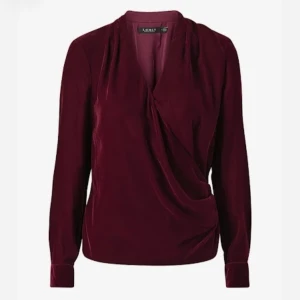 Vinröd omlottblus i sammet Lauren Ralph Lauren - Supersnygg vinröd omlottblus i mjuk sammet från Lauren Ralph Lauren. Den är helt ny med lapparna kvar och jag säljer den pga att den inte passade mig. Priset går att diskutera och nypris är 2500kr❤️💞