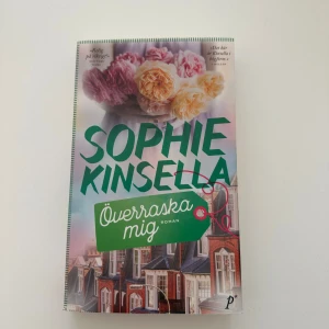 Överraska mig - En charmig och rolig roman om Sylvie och Dan som försöker hålla gnistan vid liv i sitt förhållande genom oväntade överraskningar. Perfekt för dig som gillar feelgood, humor och romantik med en modern twist!