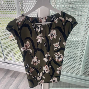 Blommig topp från STOCKH LM XS - Mycket gott skick, använd ett fåtal gånger Nypris 400kr