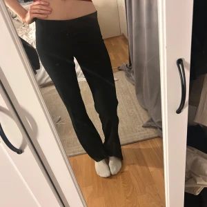 Kostymbyxor  - Kostymbyxor från Nelly. Aldrig använda, men har sprättat upp dem, inget som syns men går enkelt att fixa🙌 pris går att diskutera 