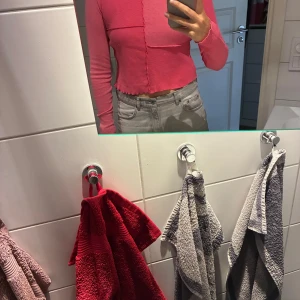 Rosa croppad långärmad tröja - Trendig rosa croppad tröja från stradivarius med lång ärm. Tröjan har en unik patchwork-design med olika strukturer. Knappt använd så i princip i nyskick!