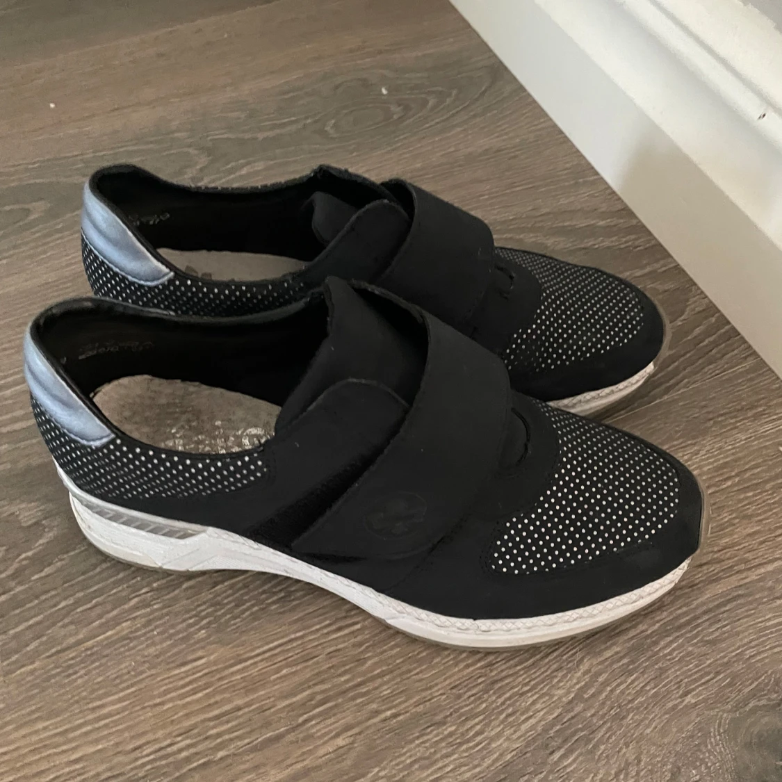 Svarta sneakers med vita prickar