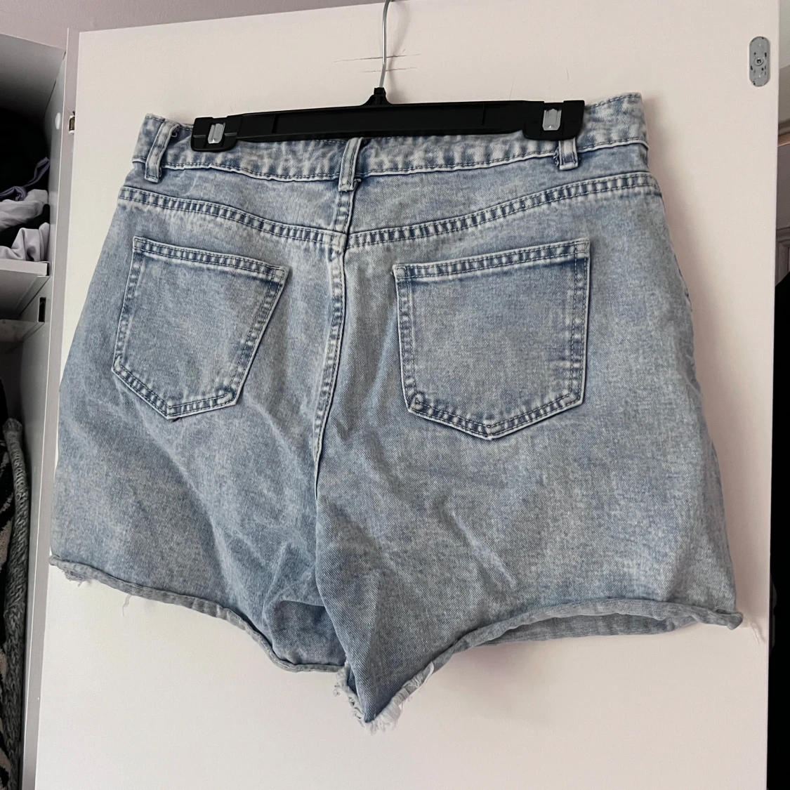 Ljusblåa jeansshorts - 3