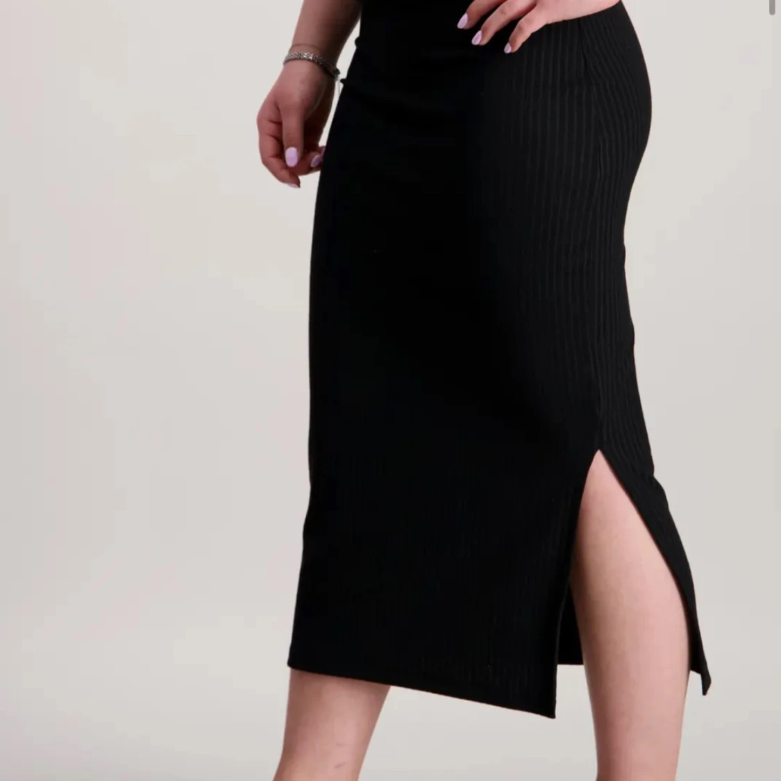 Svart ribbad långkjol med slits