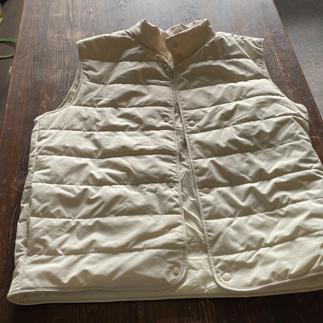 Beige quiltad dunväst från Zara