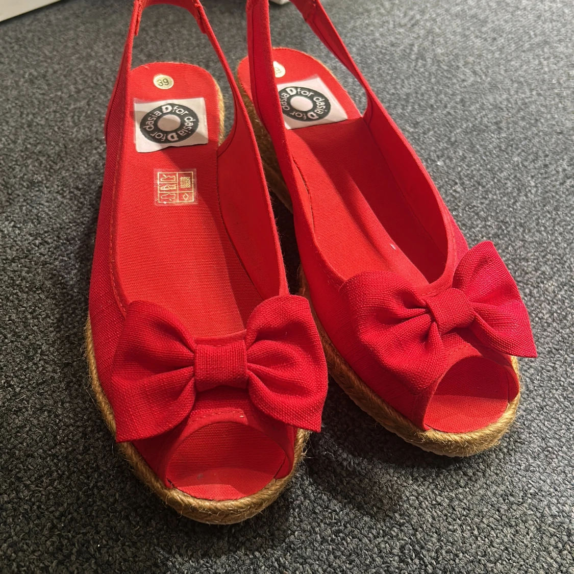 Röda kilklackar med rosett, stl 39 - 1