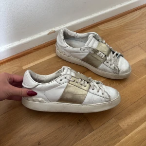 Valentino sneakers  - Valentinorockstud open sneakers i vitt och guld, skorna är andvända en del men har inga större defekter. Storlek 38, endast skor medföljer i köpet!