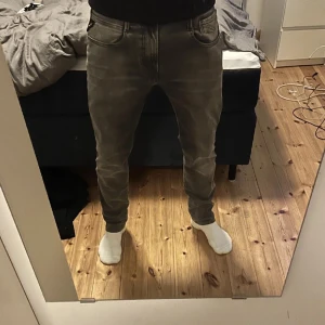 Replay anbass  - Snygga replay jeans i bra skick.  inga defekter. Storlek 32/32 eftersom att dem är nersydda Ny priset på byxorna är 1499 men mitt grymma pris är 499 🤩