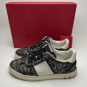 Valentino flycrew  - Hej! Säljer nu dessa riktigt snygga Valeinto flycrew skor. De är mycket bra skick. Box och papper medföljer vid köp. Hör av dig vid frågor