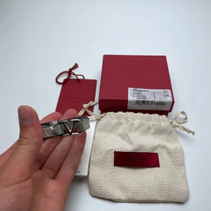 Valentino armband  - Hej! Säljer nu det här riktigt snygga Valentino armbandet. Armbandet är i mycket bra skick. Allt på bilderna medföljer. Hör av dig vid frågor