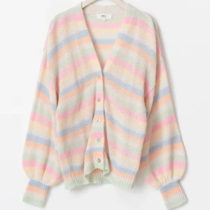 Pastellrandig kofta med knappar - Söker dessa supersöta kofta ifrån Gina om nån säljer i storlek S, M eller L🩷för bra pris