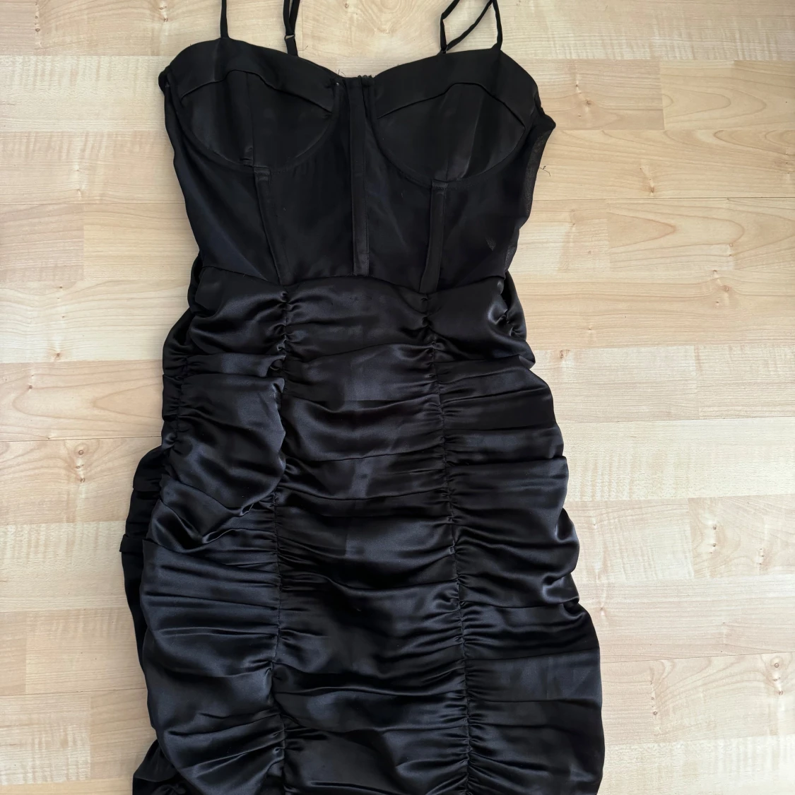 Svart satin klänning med mesh och rynkade detaljer - 2