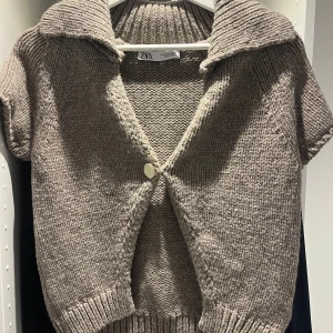 Kofta/topp från zara - Topp från zara i färgen brun/beige. I storlek m men brukar ha s vanligtvis och denna passar. Tröjan är som ny!