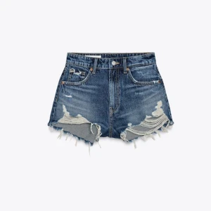 Blå slitna jeansshorts - Trendiga blå jeansshorts som är perfekta nu till sommaren! Från Zara och endast använd 1 gång så de är i nyskick! Storlek 36 men skulle säga att den passar xxs-s❤️