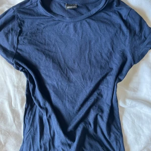 T-shirt - Säljer denna t-shirten från Gina tricot! Bra skick, dock hänger några trådar där nere, storlek s
