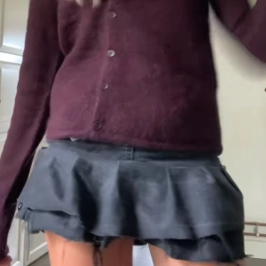 Jeanskjol med volang - Jättesnygg jeanskjol med volanger. Inga tecken på användning!