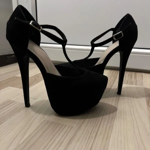 High heels - Strl 37. Nya oanvända högklackade skor med platå köpa på Nelly 15cm klack 