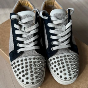 Christian Louboutin - Säljer mina loubs eftersom de blivit för små. Inköpta 2023 men mycket sparsamt använda. Fräscht skick både ute och inuti skorna. Kan diskuteras pris!