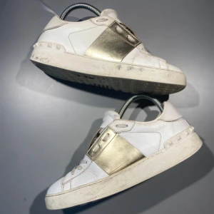 Valentino skor - Hej! Säljer nu mina skor från märket Valentino, storlek 37.5 använt skick, givetvis äkta. Tveka inte på att höra av dig om du har frågor eller funderingar kring skorna! 