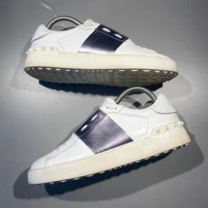 Valentino skor - Hej! Säljer nu mina skor från märket Valentino, storlek 38 bra skick, givetvis äkta. Tveka inte på att höra av dig om du har frågor eller funderingar kring skorna! 