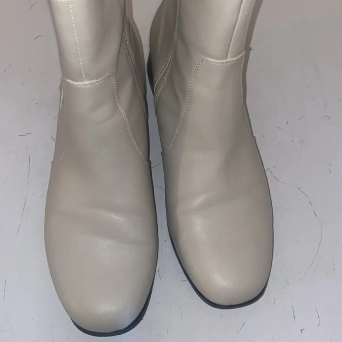 Beige chelsea boots i skinn