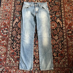 Ljusblå nudie jeans! - Nudie jeans med en sjukt fet wash som är perfekt för sommaren! Modell:slim Jim midja:38cm längd:102