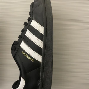 Adidas superstar - Jag har använt ett bar gånger men de är nästan helt nya.