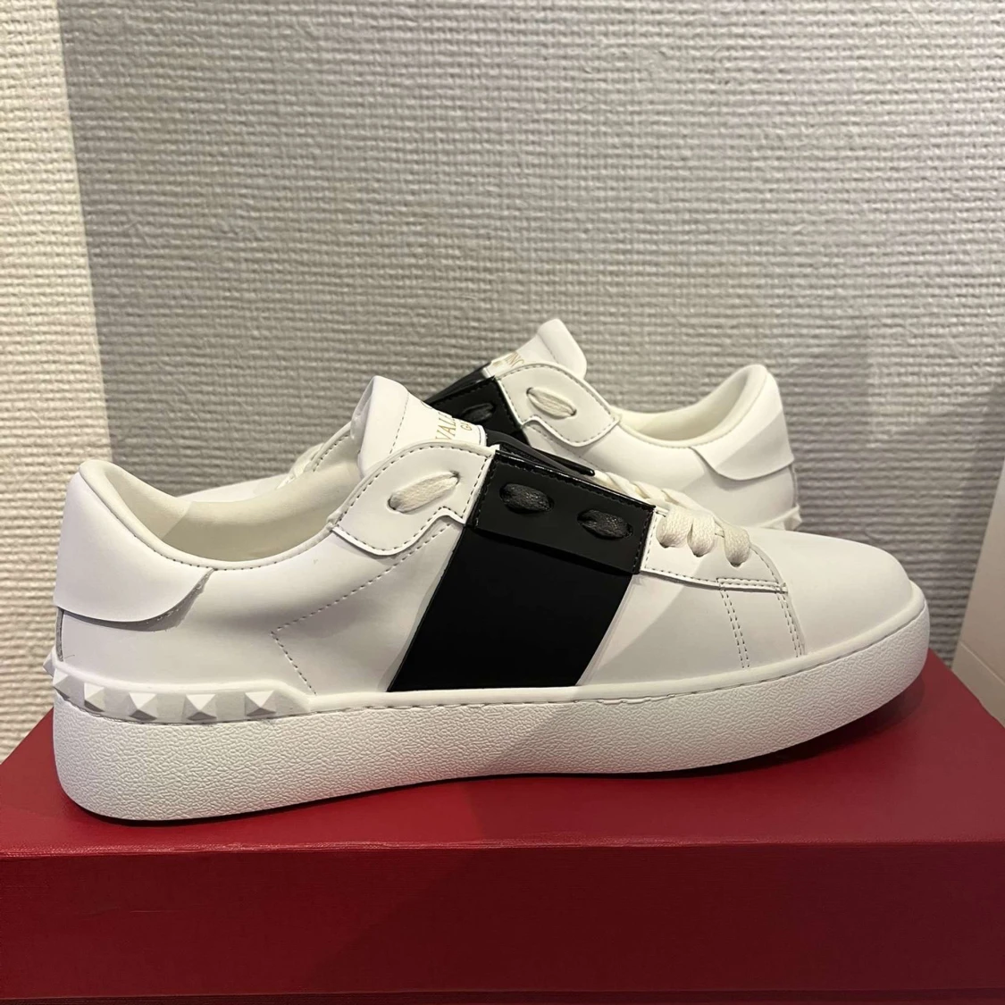 Valentino Garavani vita sneakers med svart detalj - 1