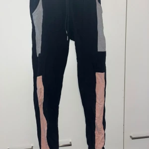 Collegehousut - Naisten collegehousut koko xs.  Haara-lahje n 71cm, vyötärön leveys n 32cm.Kissatalous Mikäli hinta ei miellytä tarjoa rohkeasti. Katsothan myös muut ilmoitukseni