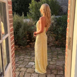 Ljusgul långklänning NAKD - Säljer denna otroliga klänning ifrån NAKD, Moa Mattssons kollektion💛 Helt ny med prislapp och slutsåld på hemsidan 