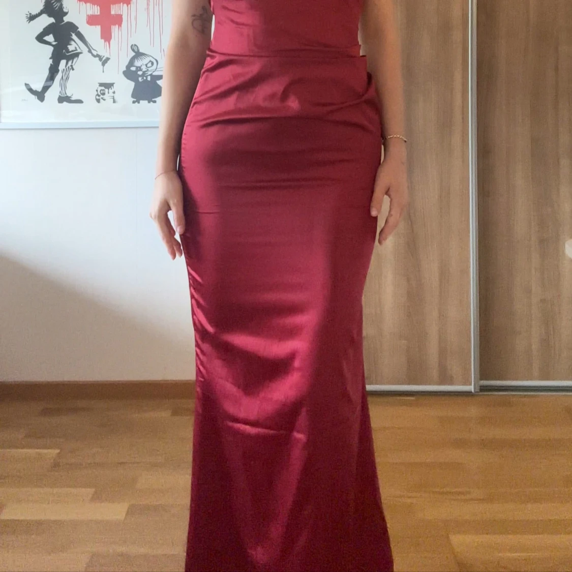 Vinröd one shoulder långklänning från Babyboo - 1