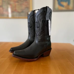 Fantastiska Texas Western Roman Botts - Hjälper nu min mamma att sälja de här fantastiska handgjorda Texas Western Bootsen. Inköpta från USA i höstas men då de ej passar henne har de legat oanvända i kartongen och är helt nya. Handgjorda i Mexiko av det kvalitativa märket Roman Boots, kvaliteten och autenticiteten märks när man håller i dem! Något små i storleken. Så slipp stötta amerikansk ekonomi och extra tullar och köp ett par sprillans nya från Sverige!  Hör av er om ni har frågor,   Allt gott// Karl 