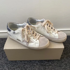Golden Goose SuperStar - Golden Goose superstar i storlek 39. Jättefint skick, använda några gånger! Kommer med box och dustbag