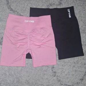  Nya träningsshorts från DFYNE modell inpact,i svart och rosa. - Rosa:S  svart:M                                         Två par gymshorts ifrån dfyne, modell inpact. Alldrig andvända. Fått i present, ska vara äkta. Nypris 649st.                    Jag säljer 1 par för 499kr eller båda för 899kr. 