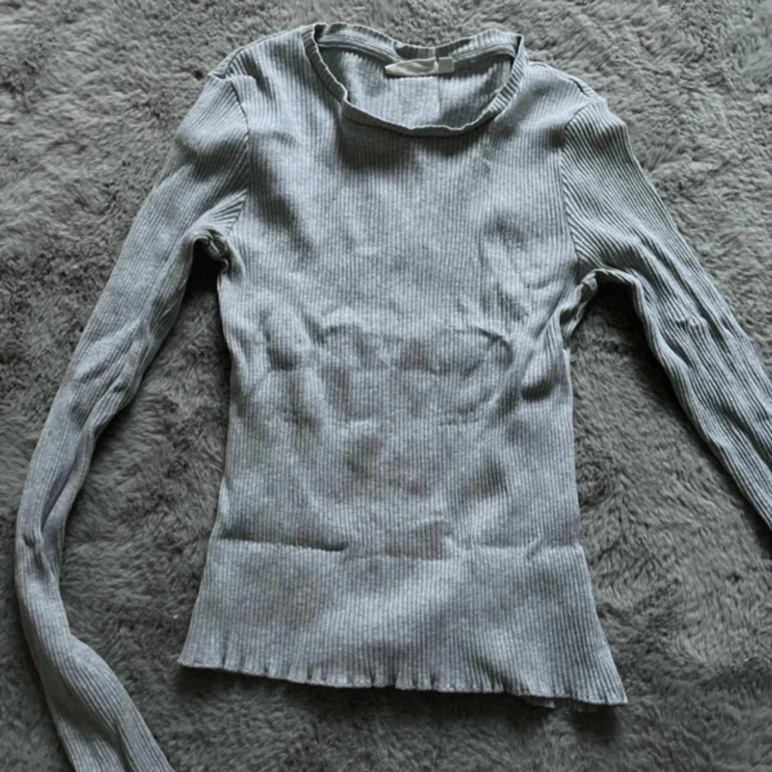 Grå ribbad långärmad tröja 