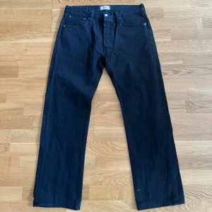 Levi’s 501 Jeans - Ett par Levi’s Jeans i svart förg som har en straightleg passform. Jeansen är i mycket bra skick utan fläckar eller skador. Om du undrar något om plagget är det bara att skriva!