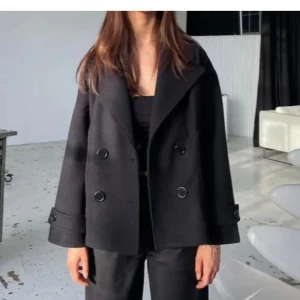 Design by si kappa - Säljer min fina design by si kappa i färgen Svart då den inte kommer till användning längre! Köpt förra året och sparsamt använd, lite nopprig. passar till flera tillfällen och super snygg!!