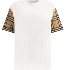 Svart t-shirt med rutiga ärmar från Burberry - Svart t-shirt med klassiska Burberry-rutiga korta ärmar. Tidlös design med rund halsringning och normal passform. Perfekt för dig som vill ha en stilren look med en twist. Finns en svart och en Vit. 