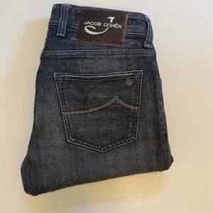 Gråa Jacob cohen jeans style 622 - Gråa Jacob cohen jeans limited edition 06/067 (Storlek 31) Mått Längd 105cm Midjebredd 39cm Innerben längd 80cm //  Pris kan diskuteras //  Skriv vid minsta fråga eller fundering💯🤝