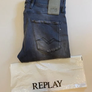 Gråa replay anbass hyperflex jeans - Gråa replay anbass hyperflex (Storlek W32 L30) Mycket bra skick //  Pis kan diskuteras // Skriv vid minsta fråga eller fundering💯🤝