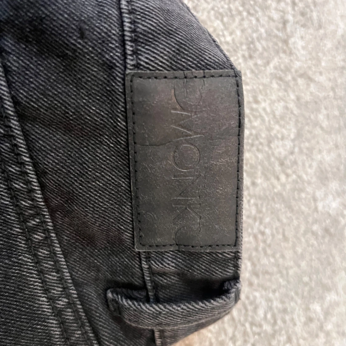 Svart jeanskjol med volang från Monki - 2