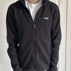 Patagonia fleece tröja  - Säljer nu mina patagonia tröja i storlek s i fint skick därför att den helt enkelt inte används längre nypriset ligger på 1700kr priset är diskuterbart och modellen på bilden är 180 cm lång 