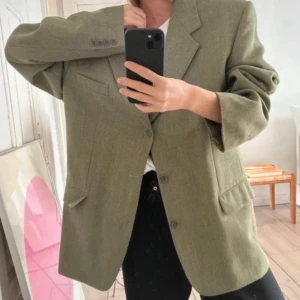 Olivgrön oversized kavaj från Lui - Snygg olivgrön kavaj från Lui med klassisk passform och breda axlar. Perfekt för en trendig och avslappnad look.