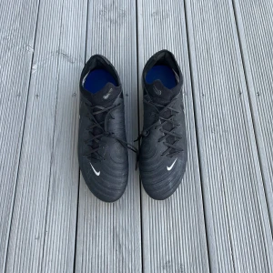 Nike Phantom GX 2 Pro Fg - Säljer dessa fotbollsskor då de blivit för små | Storlek 44 | 8/10 | Nypris 1999kr | Vid frågor är det bara att skriva!